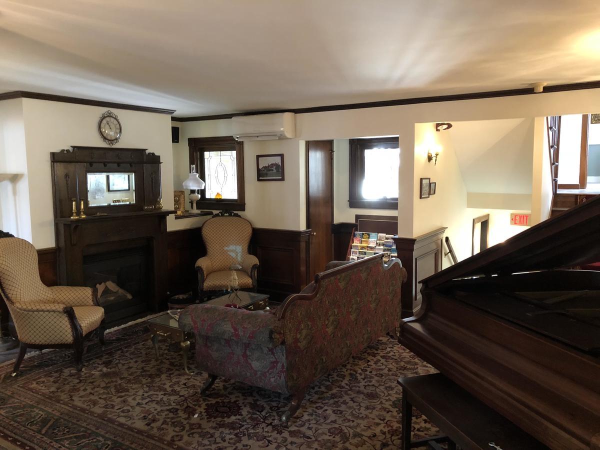 בר הרבור Ivy Manor Inn Village Center מראה חיצוני תמונה