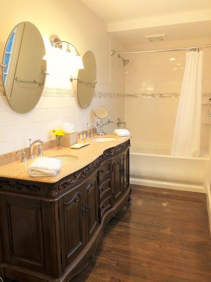 בר הרבור Ivy Manor Inn Village Center מראה חיצוני תמונה