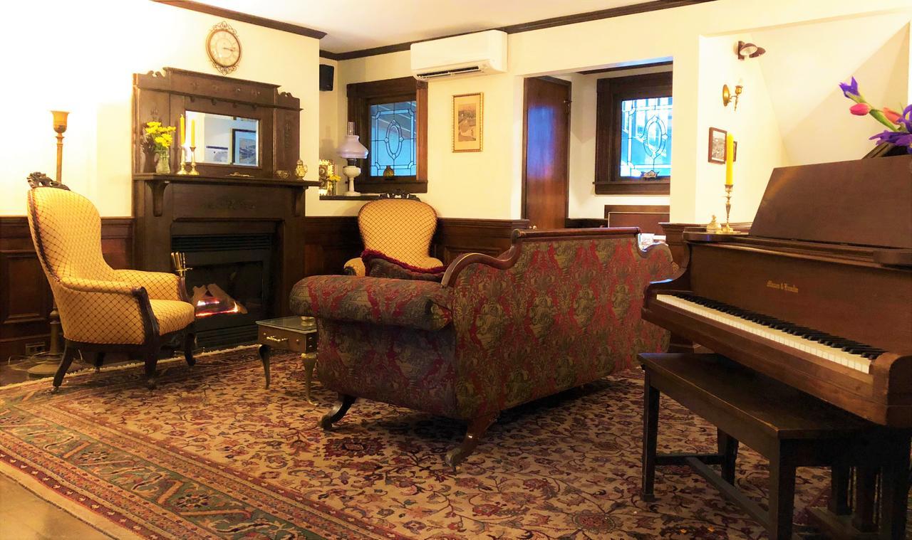 בר הרבור Ivy Manor Inn Village Center מראה חיצוני תמונה